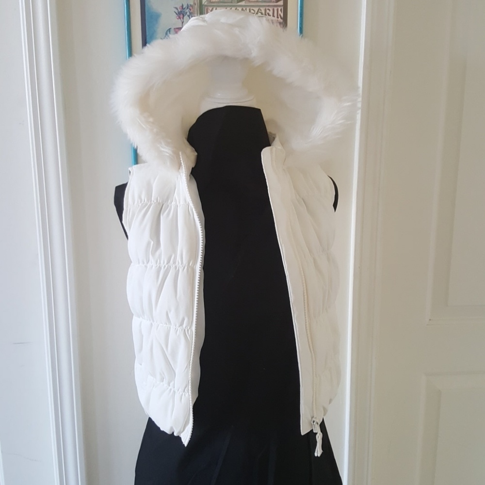 Girls White Vest with Faux-Fur Hood-0007